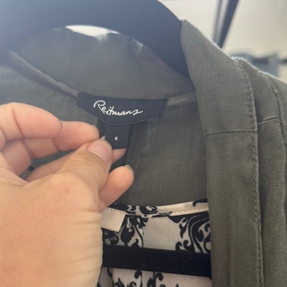 🌿 Reitmans Green Utility Jacket – 100% Lyocell
Size 8 - Picture 2 of 4